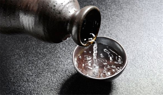 兩大主流香型白酒對(duì)比：濃香型和醬香型哪個(gè)好？