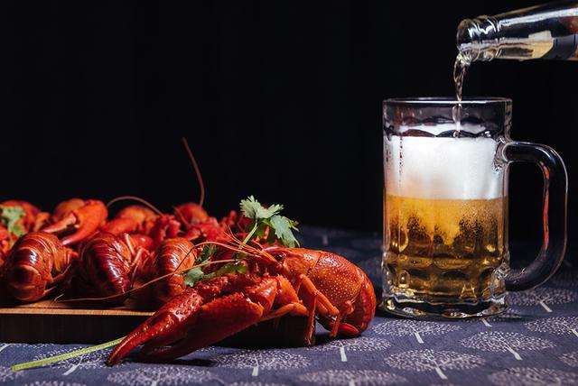 龍蝦搭配什么一起吃？龍蝦不宜搭配啤酒，容易引發(fā)痛風(fēng)