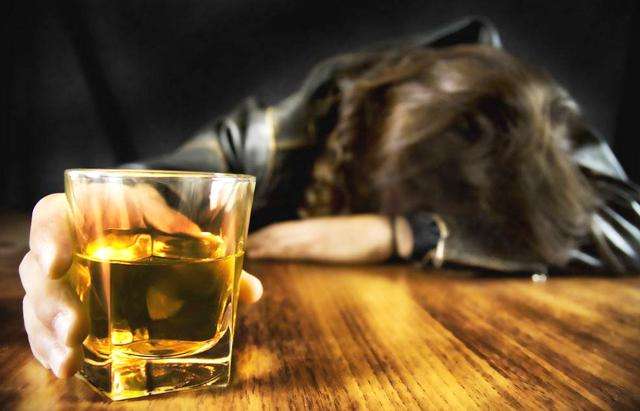 喝多了喝什么飲料解酒？喝牛奶緩解酒精吸收。