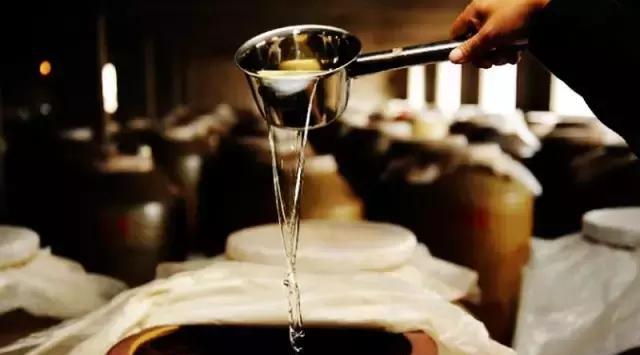 為什么白酒要勾兌？勾兌酒與釀造酒的區(qū)別