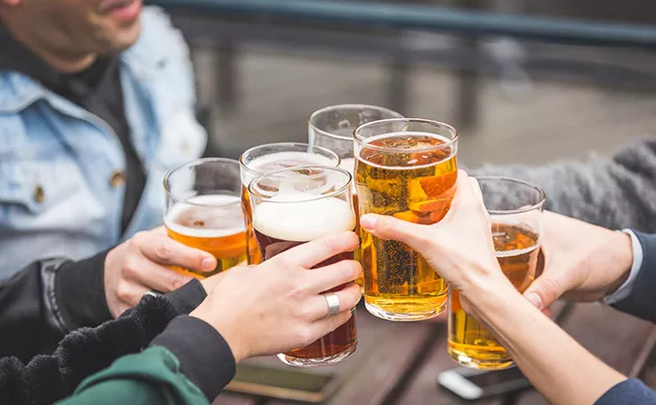 聚會喝啤酒還是白酒？注意：4瓶啤酒等于一杯白酒