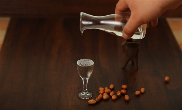 白酒喝多了胃難受怎么辦？酸奶是個很好的選擇！