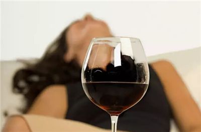 自制紅酒喝了頭疼是怎么回事？如何避免和紅酒頭疼。