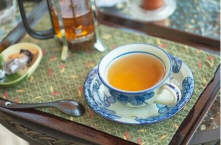 紅茶與紅酒功效是什么？紅茶與紅酒搭配功效互補。