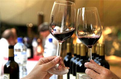 怎么持紅酒杯？喝紅酒怎么碰杯？