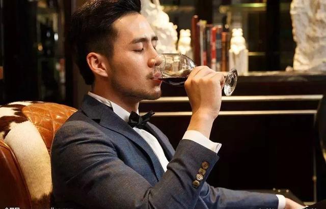 長期睡前喝紅酒的壞處是什么？晚上什么時(shí)間喝紅酒最好？