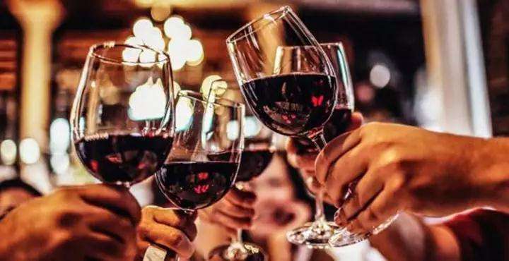 什么時(shí)間喝紅酒最好？葡萄酒的健康飲用量是多少？