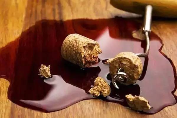 紅酒木塞發(fā)霉是什么原因？紅酒木塞發(fā)霉了還能喝嗎？