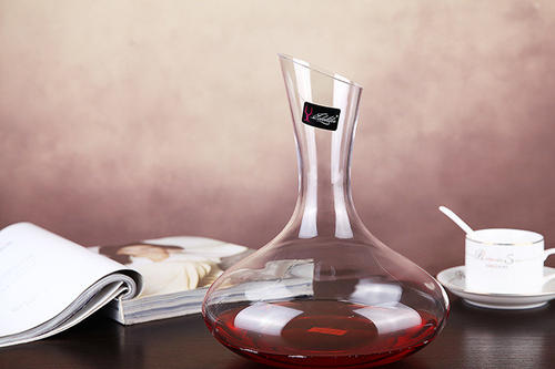 喝紅酒為什么要用醒酒器？沒(méi)有醒酒器可以醒酒？