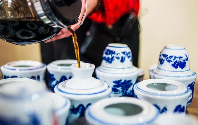 即墨老酒怎么喝？配大閘蟹最佳