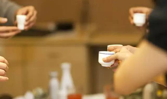 酒量和什么有關(guān)系？怎么提高的酒量？