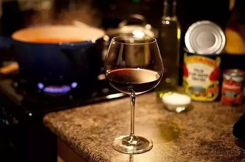 紅酒什么時(shí)間喝最好？下午和晚上喝紅酒最好
