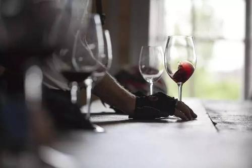 紅酒為什么要搖？怎樣正確的搖酒杯？
