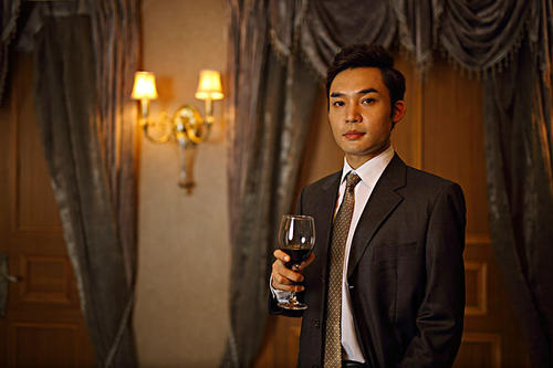 紅酒杯的正確持杯姿勢是怎樣的？如何正確的碰杯？