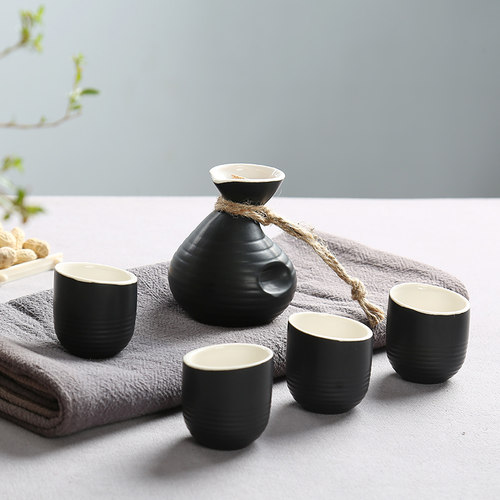 如何利用觸覺(jué)來(lái)鑒別白酒的度數(shù)、檔次？