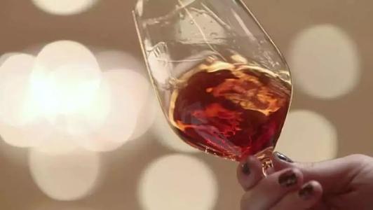 喝紅酒搖杯子的原因是什么？什么紅酒不能搖杯？