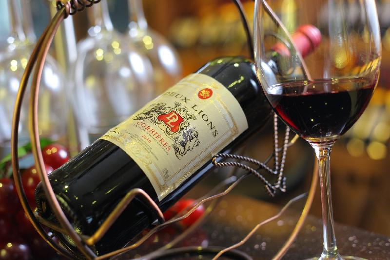 白酒和紅酒能混著喝嗎？白酒和紅酒那個更容易醉