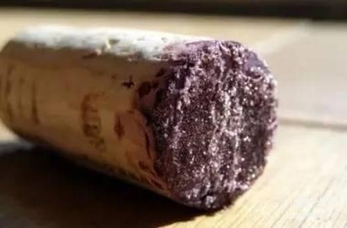 紅酒木塞發(fā)霉了還能喝嗎？什么樣的紅酒木塞會(huì)發(fā)霉？