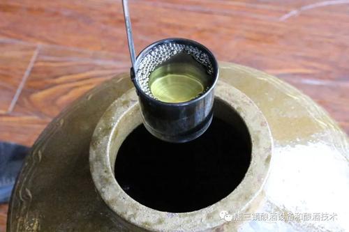 發(fā)黃的醬香酒是陳年酒嗎？發(fā)黃并不能判斷醬香酒是否陳年。