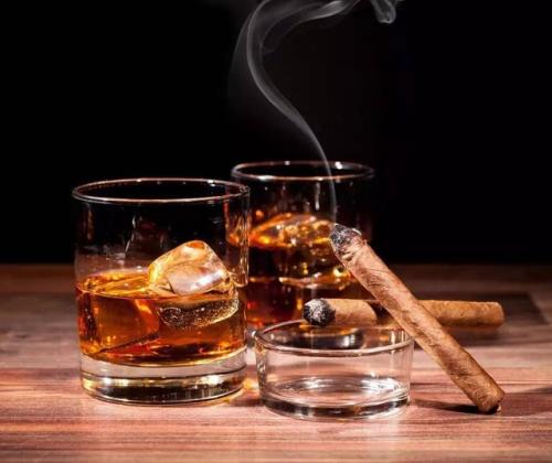 喝洋酒應(yīng)該用什么杯子？洋酒的酒杯應(yīng)該怎么拿？