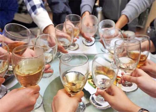 中國人和外國人喝酒有什么區(qū)別？各國喝酒的習(xí)慣是什么？