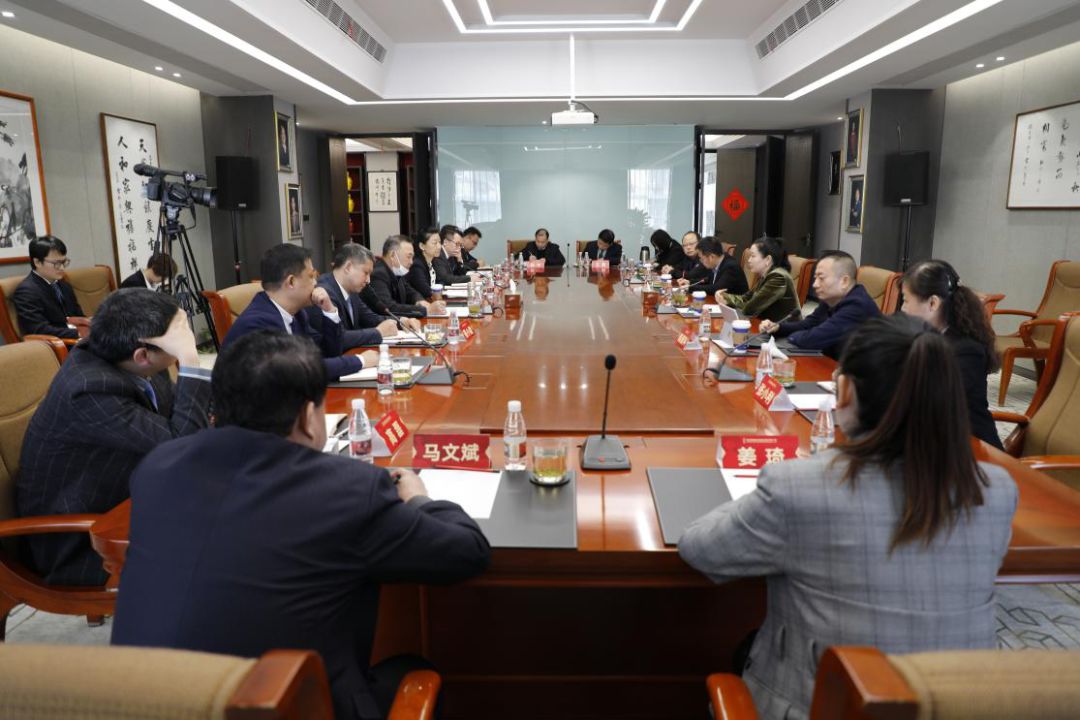 公司副總經(jīng)理、營銷管理公司總經(jīng)理周艷花一行深入一線走訪市場