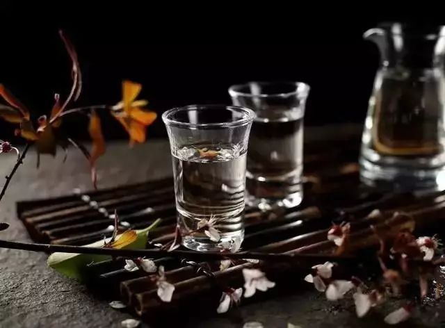 喝白酒前喝酸奶好還是純奶好，多久喝
