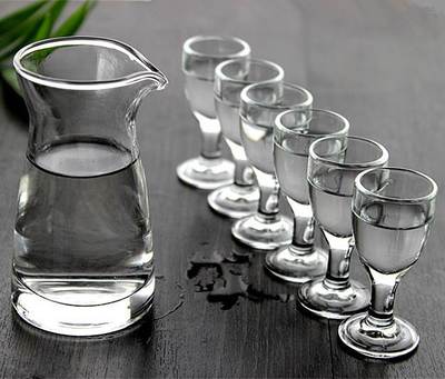 茅臺酒送的小酒杯有什么作用？喝白酒要用什么酒杯？