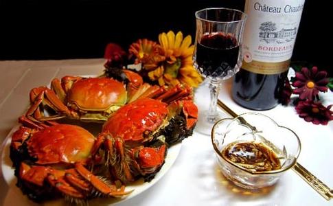 吃大閘蟹可以喝紅酒嗎？吃大閘蟹可以喝干白嗎？