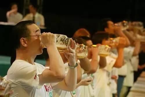 早上空腹喝啤酒有什么危害？空腹喝啤酒容易引起胃炎。