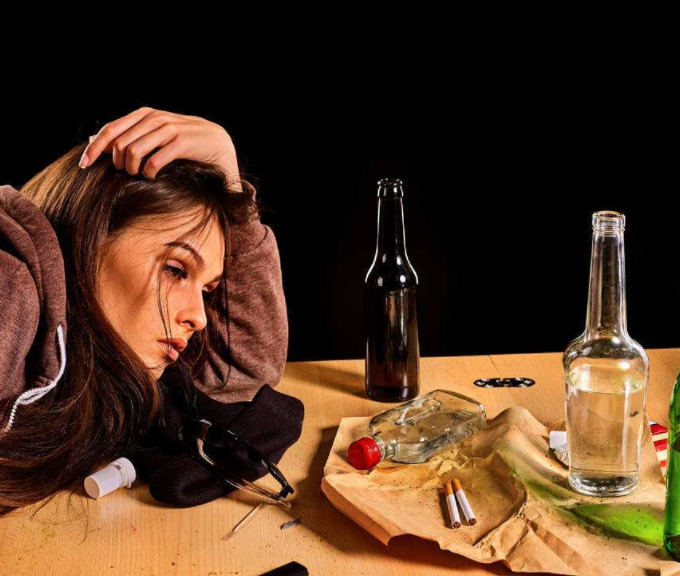 女性經(jīng)期可以喝啤酒嗎？經(jīng)期喝酒有什么危害？
