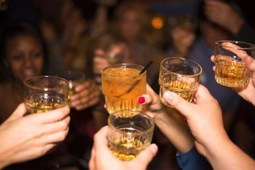喝啤酒真的可以豐胸嗎？喝啤酒可以豐胸。