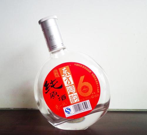 濃香型白酒的釀酒原料是什么？濃香型白酒的制作工藝有什么特點？