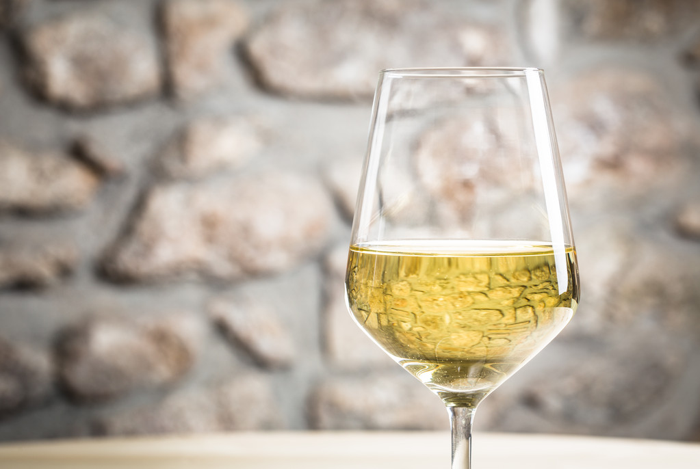 女人喝白葡萄酒有什么好處？女人喝白葡萄酒的5個好處