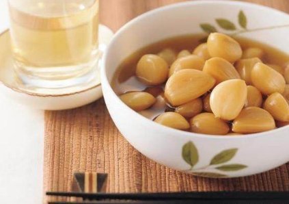大蒜泡酒有什么功效？大蒜泡酒適合什么人喝？