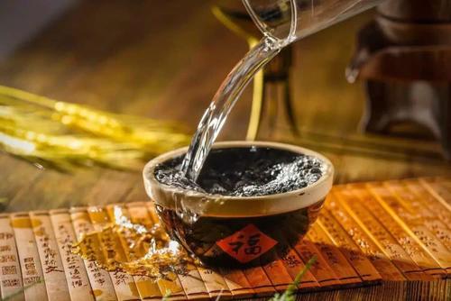 白酒和啤酒摻著喝有什么危害？白酒啤酒摻著喝容易患癌。