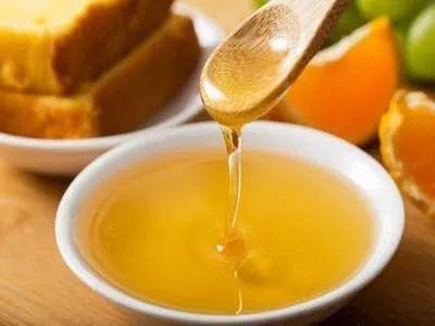 白酒加蜂蜜有什么功效？白酒加蜂蜜的比例是多少？