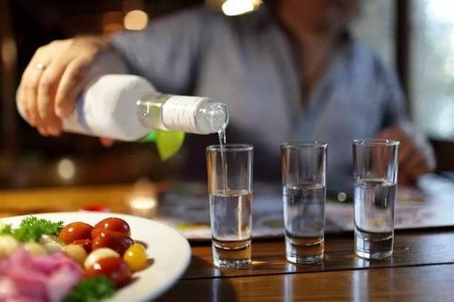 女性喝白酒有什么注意事項(xiàng)？女性喝白酒有什么好處？