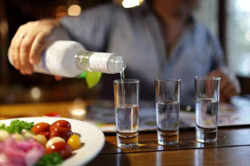 睡前喝白酒有利于睡眠嗎？睡前喝白酒有哪些害處?