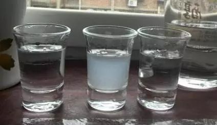 低度白酒產(chǎn)生渾濁的原因是什么？白酒有渾濁還可以喝嗎？