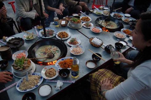 為什么喝白酒要吃菜喝洋酒不用吃菜？為什么喝洋酒要加冰塊？
