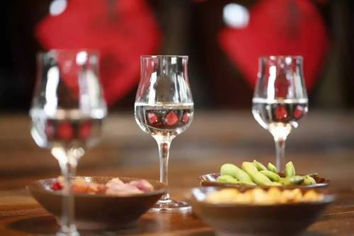白酒和什么食物搭配相當(dāng)于慢性自殺？喝白酒不能吃什么食物？