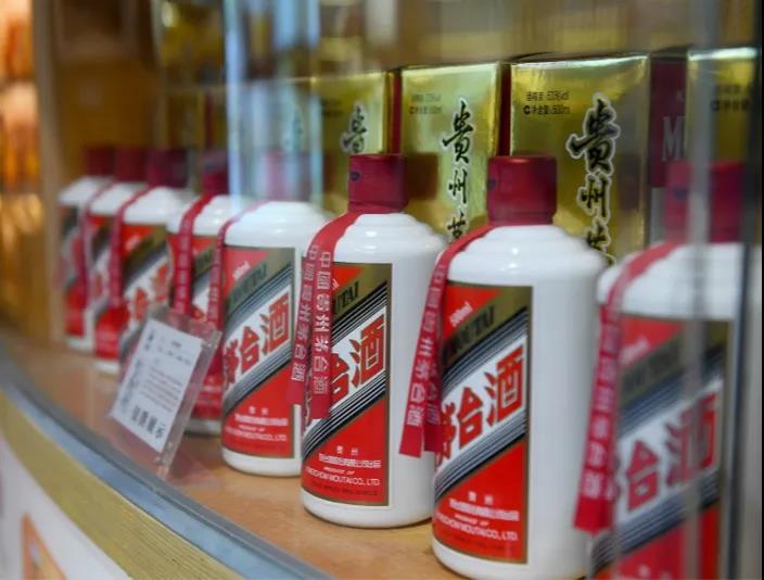 黃牛花式套1499飛天茅臺(tái)酒，每天組織當(dāng)?shù)厝藛T往返茅臺(tái)、廣州