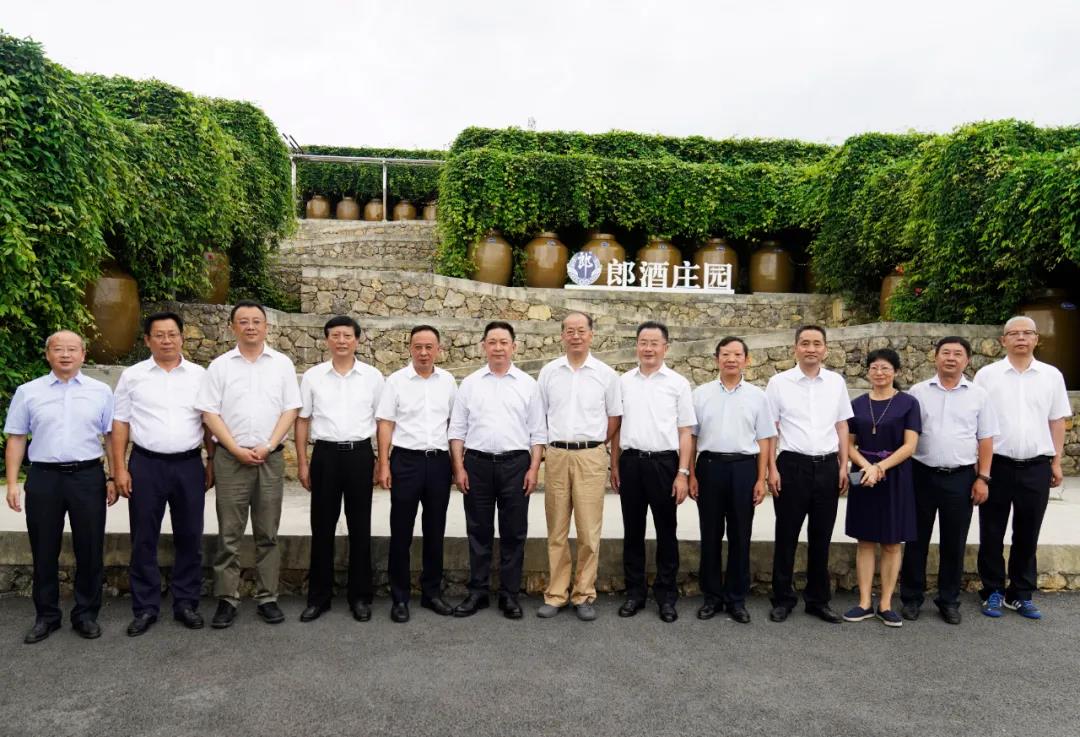 省人大常委會黨組副書記、副主任黃新初率團調(diào)研郎酒莊園