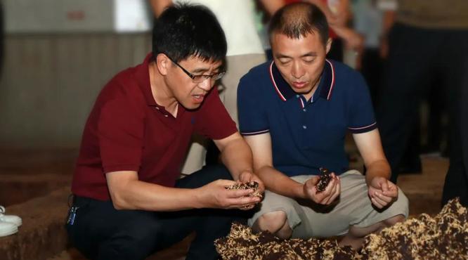 茅臺集團(tuán)七輪次酒開烤首日高衛(wèi)東、李靜仁赴制酒車間調(diào)研