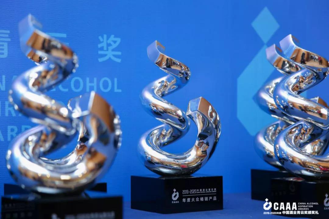 郎酒榮獲大國(guó)醬香、青云獎(jiǎng)等多項(xiàng)行業(yè)大獎(jiǎng)