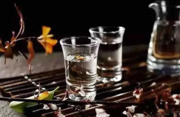 飲用白酒不能與什么一起呢？