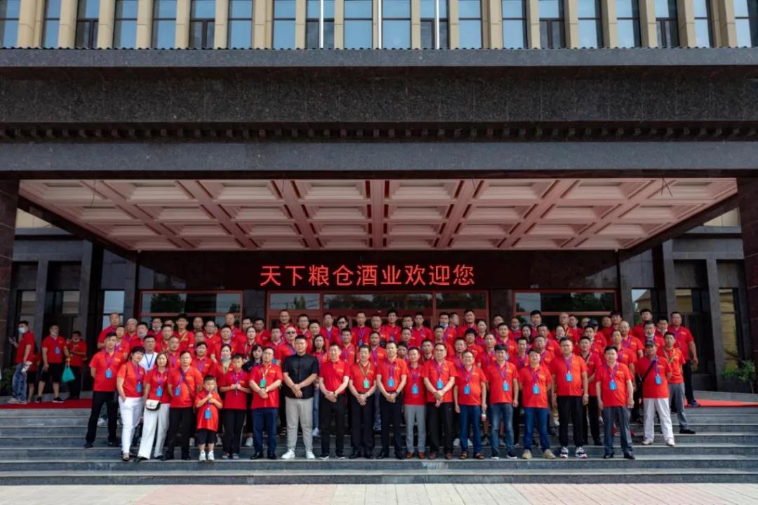 糧倉酒業(yè)新品來襲，“糧票家族”攪動(dòng)千億光瓶酒市場！