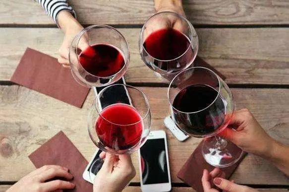 釀造葡萄酒用什么葡萄，自釀?dòng)惺裁次：Γ? width=
