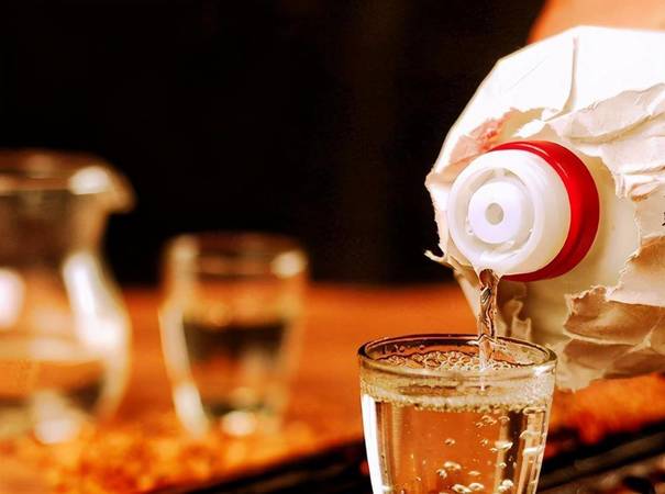白酒加熱喝對(duì)身體影響(白酒喝的時(shí)候加熱好不好)